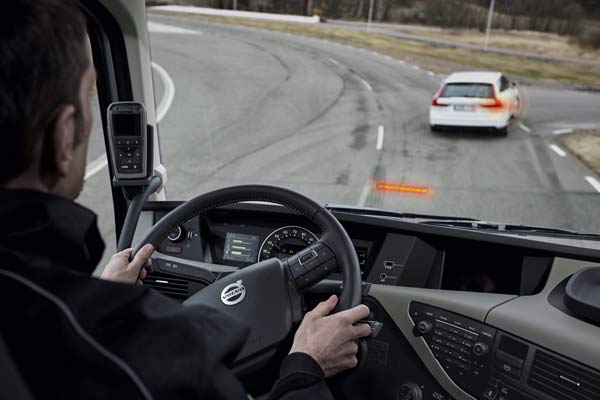 TEKNOLOGI TRUK VOLVO: Sistem Cerdas Minimalkan Risiko Kecelakaan