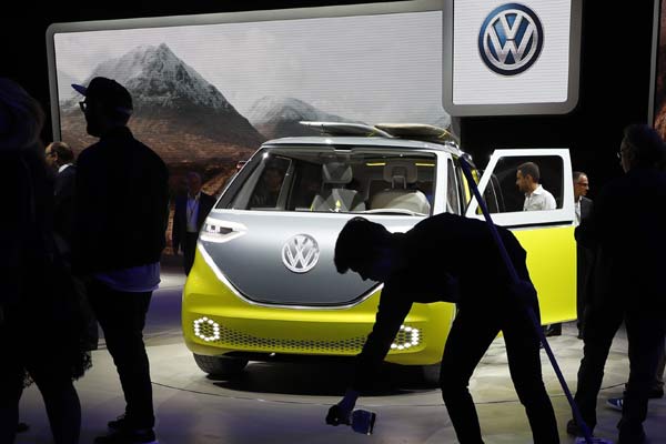 TREN MOBIL LISTRIK: Volkswagen Berambisi Memimpin, Ogah Mengekor