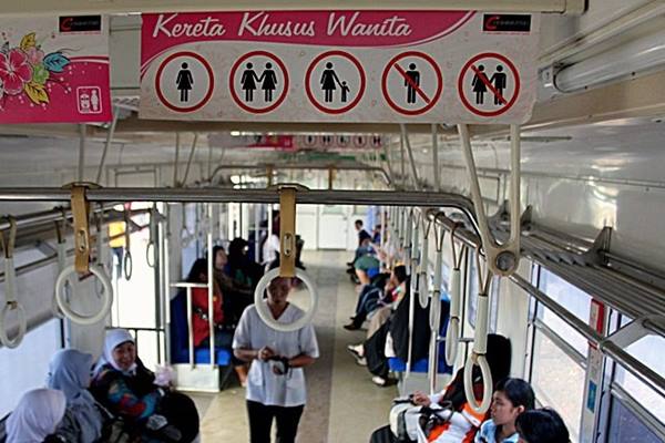 Ini Sebabnya Gerbong Wanita di KRL 'Lebih Ganas'