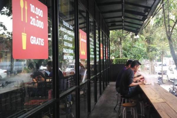 Memang Beda, Makan di Warteg Antimainstream