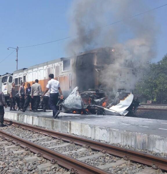 KA Argo Anggrek Tabrak Mobil, Ini Penuturan Saksi Mata