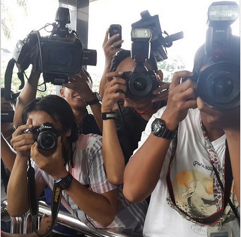 USTAD YUSUF MANSUR KE KPK: Selfie Dulu Ah & Jepret Foto Para Wartawan