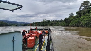 Kisah Pahlawan Pengantar BBM di Ujung Kalimantan Timur