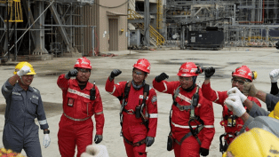 Cara Unik Safetyman Ingatkan Pekerja di Tengah Pembangunan Kilang Terbesar di Indonesia