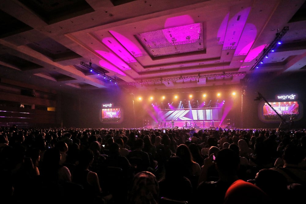 Penonton memadati BNI Hall saat penampilan grup musik Maliq & D'Essentials dalam Jakarta International BNI Java Jazz Festival 2025 di JIExpo Kemayoran, Jakarta, Minggu (1/6/2025). / Bisnis-Eusebio Chrysnamurti