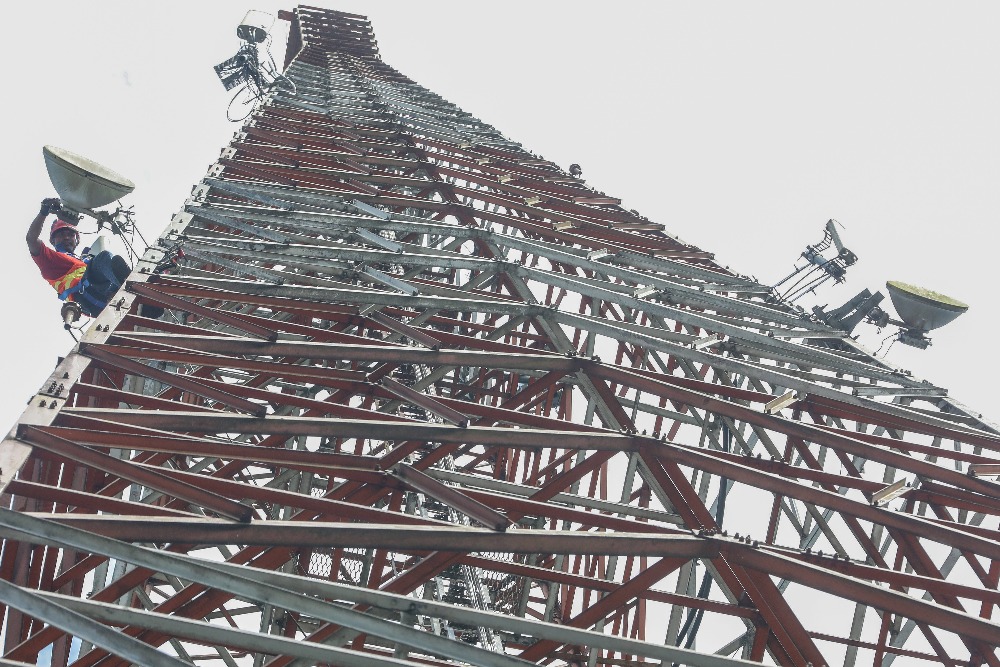 Menara telekomunikasi pemancar internet