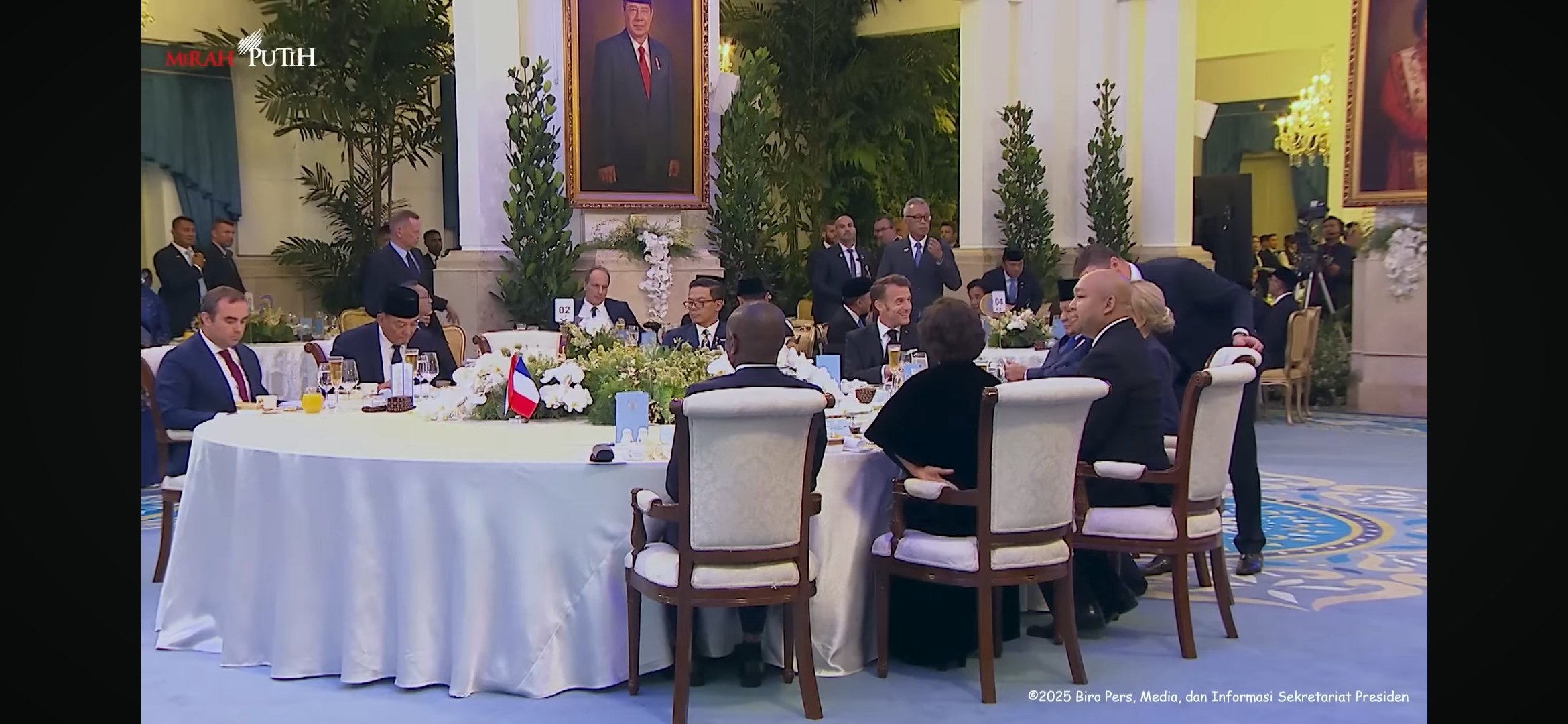 Presiden Prabowo dan Emmanuel Macron dalam jamuan makan malam./YouTube Setpres