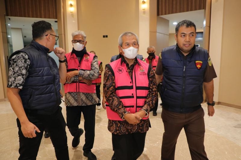 Petugas menggiring dua tersangka baru dalam kasus dugaan tindak pidana korupsi dalam pemberian kredit PT Bank BJB, PT Bank DKI dan Bank Jateng kepada PT Sritex dan entitas anak usaha, menuju mobil tahanan di Gedung Jampidsus Kejagung, Jakarta, Selasa (22/7/2025). (ANTARA/HO-Kejaksaan Agung RI)