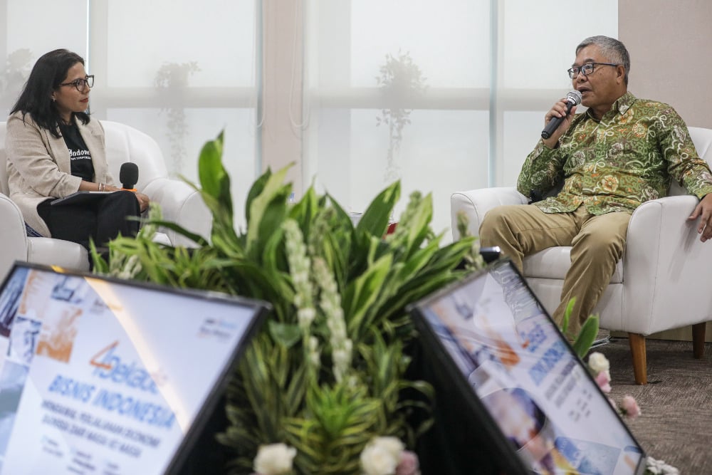 Ekonom Senior sekaligus Direktur Eksekutif Segara Research Institute Piter Abdullah (kanan) disaksikan Direktur Pemberitaan & Produksi sekaligus Pemimpin Redaksi Bisnis Indonesia Maria Y. Benyamin memberikan paparan saat Kick Off 4 Dekade Bisnis Indonesia - Bisnis Indonesia Forum di Jakarta, Selasa (10/6/2025). / Bisnis-Arief Hermawan P.
