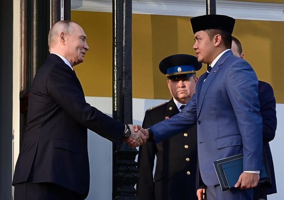 Sekretaris Kabinet Teddy Indra Wijaya menjabat tangan Presiden Federasi Rusia Vladimir Putin saat mendampingi Presiden Republik Indonesia Prabowo Subianto dalam pertemuan di Istana Kremlin, Moskow, Rusia pada Senin (13/4/2026). Foto: BPMI Setpres