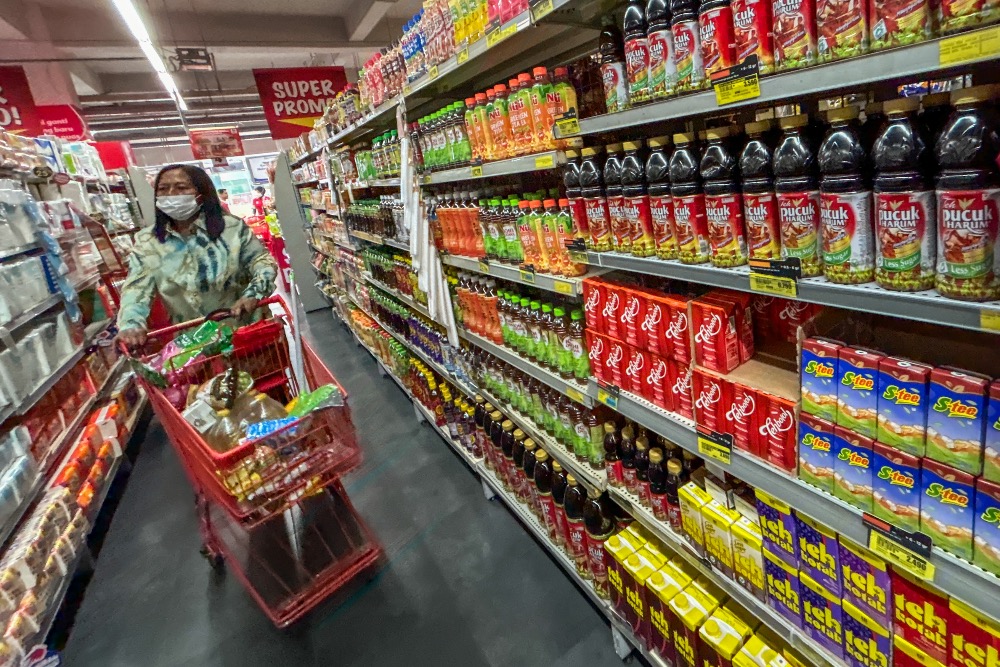 Pengunjung melihat produk minuman kemasan di salah satu pusat perbelanjaan di Jakarta, Selasa (14/1/2025)./JIBI/Bisnis/Fanny Kusumawardhani