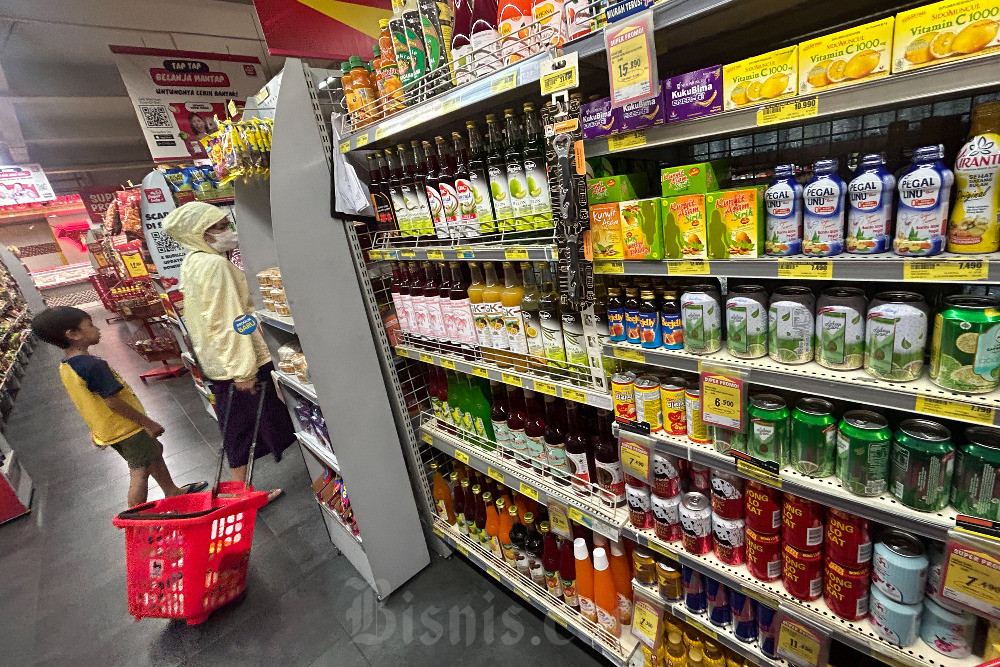 Pengunjung melihat produk di salah satu pusat perbelanjaan di Jakarta, Senin (15/7/2025). Bisnis/Fanny Kusumawardhani