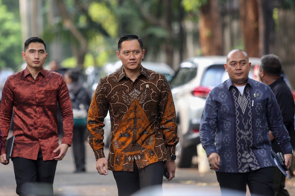 Ketua Umum Partai Demokrat Agus Harimurti Yudhoyono tiba di kediaman Presiden terpilih Prabowo Subianto, Kertanegara, Jakarta Selatan, Senin (14/10/2024). IBI/Bisnis/Eusebio Chrysnamurti 