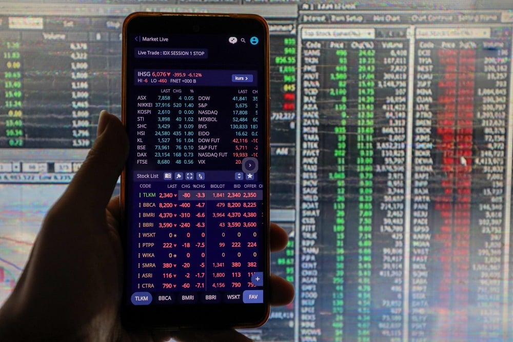 Investor mengamati pergerakan harga saham di Jakarta, Kamis (9/1/2025). Bisnis/Eusebio Chrysnamurti