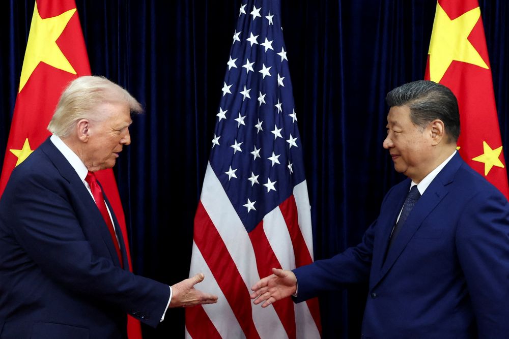 Presiden AS Donald Trump berjabat tangan dengan Presiden China Xi Jinping saat keduanya mengadakan pertemuan bilateral di Bandara Internasional Gimhae, di sela-sela KTT Kerja Sama Ekonomi Asia-Pasifik (APEC) di Busan, Korea Selatan, Kamis (30/10/2025)./Reuters-Evelyn Hockstein