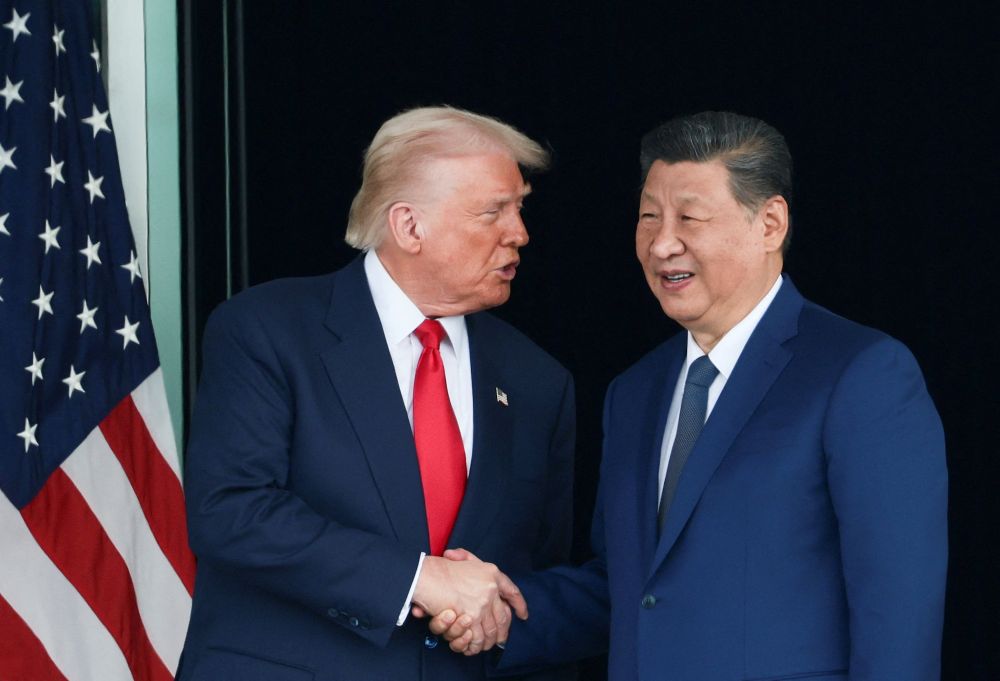 Presiden AS Donald Trump dan Presiden China Xi Jinping berbincang saat mereka meninggalkan pertemuan bilateral di Bandara Internasional Gimhae, di sela-sela KTT Kerja Sama Ekonomi Asia-Pasifik (APEC) di Busan, Korea Selatan, Kamis (30/10/2025)./Reuters-Evelyn Hockstein