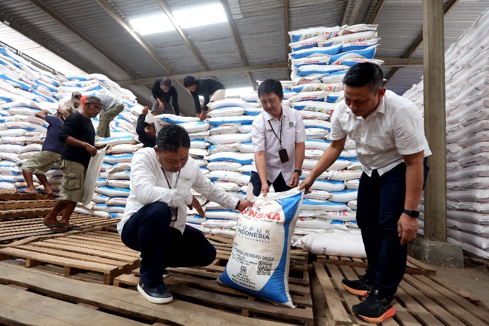 Manager Pergudangan Region 2A PT Pupuk Indonesia (Persero) Andi Susianto (dari kiri), Officer Hubungan Eksternal, Departemen Komunikasi Perusahaan PT Pupuk Kujang Dondon Try Laksono, dan Officer Pendukung Penjualan Wilayah 2A Pupuk Indonesia Drikarsa mengecek stok pupuk bersubsidi di Gudang Lini III PT Pupuk Indonesia Nagreg, Kabupaten Bandung, Jawa Barat, Rabu (24/9/2025). 