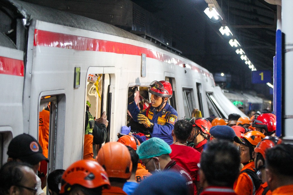 Foto-foto Proses Evakuasi Korban Kecelakaan KRL - KA Bromo di Stasiun Bekasi Timur