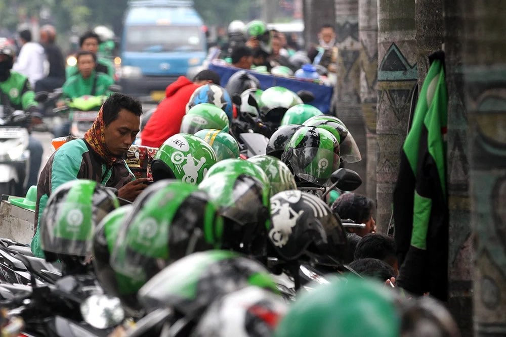 Driver ojol menunggu penumpang di salah satu titik di Jakarta