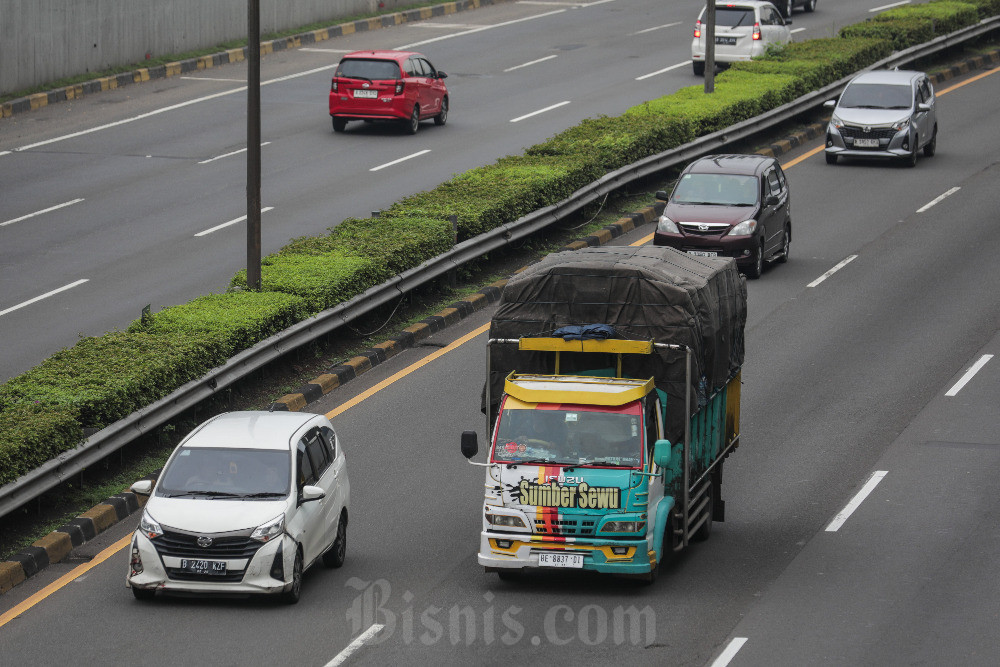 Truk ODOL melintas di jalan tol