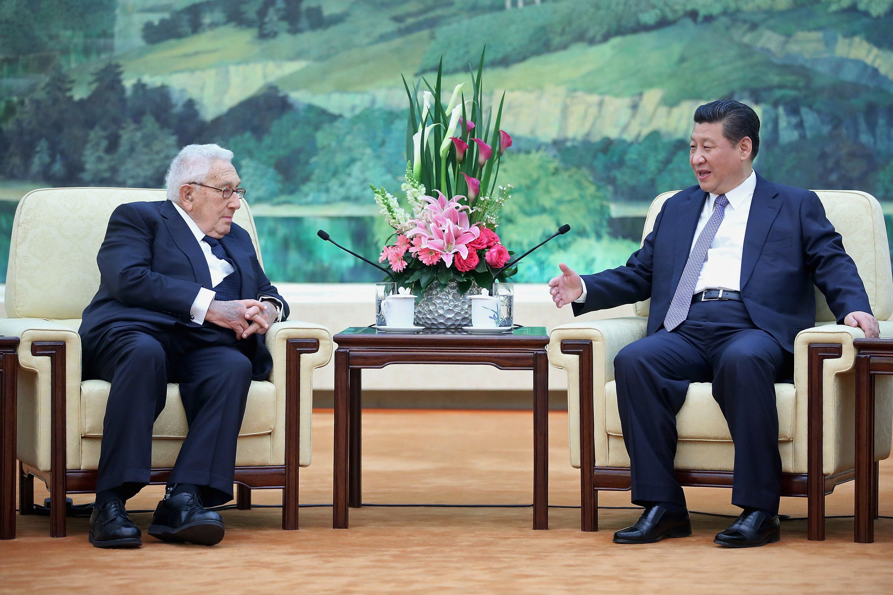 Presiden China Xi Jinping dan mantan Menteri Luar Negeri Amerika Serikat (AS) Henry Kissinger./ Bloomberg 