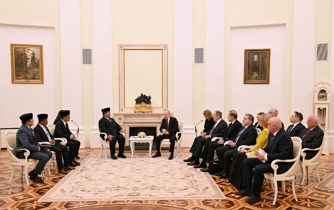 Presiden Republik Indonesia Prabowo Subianto, mendapat sambutan hangat dari Presiden Federasi Rusia Vladimir Putin saat melakukan pertemuan di Istana Kremlin, Moskow, Rusia pada Senin (13/4/2026). Foto: BPMI Setpres