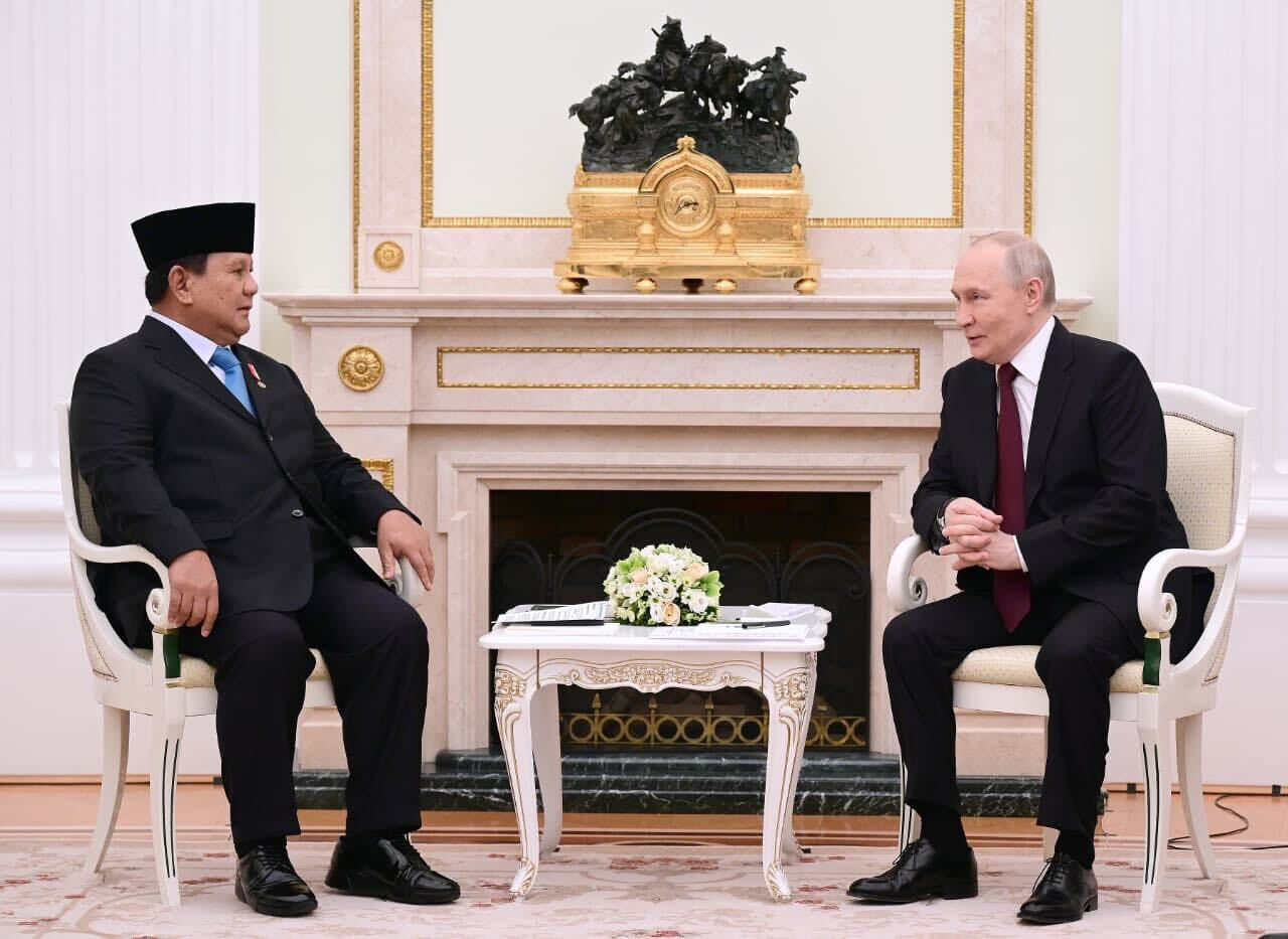 Presiden Republik Indonesia Prabowo Subianto, mendapat sambutan hangat dari Presiden Federasi Rusia Vladimir Putin saat melakukan pertemuan di Istana Kremlin, Moskow, Rusia pada Senin (13/4/2026). Foto: BPMI Setpres