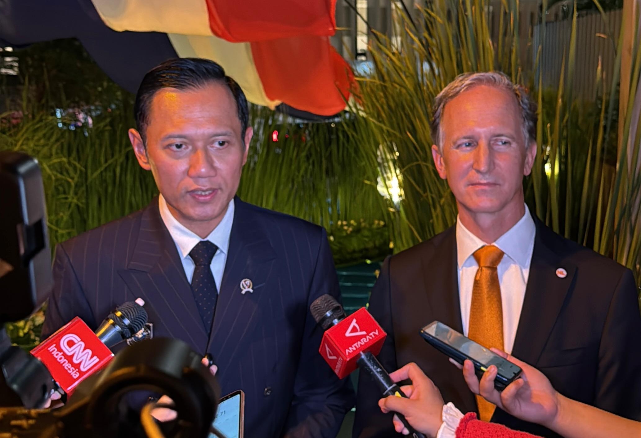 Menteri Koordinator Bidang Infrastruktur dan Pembangunan Kewilayahan Agus Harimurti Yudhoyono dan Duta Besar Belanda untuk Indonesia Marc Gerritsen di perayaan King's Day 2026./Bisnis-Nirmala Aninda