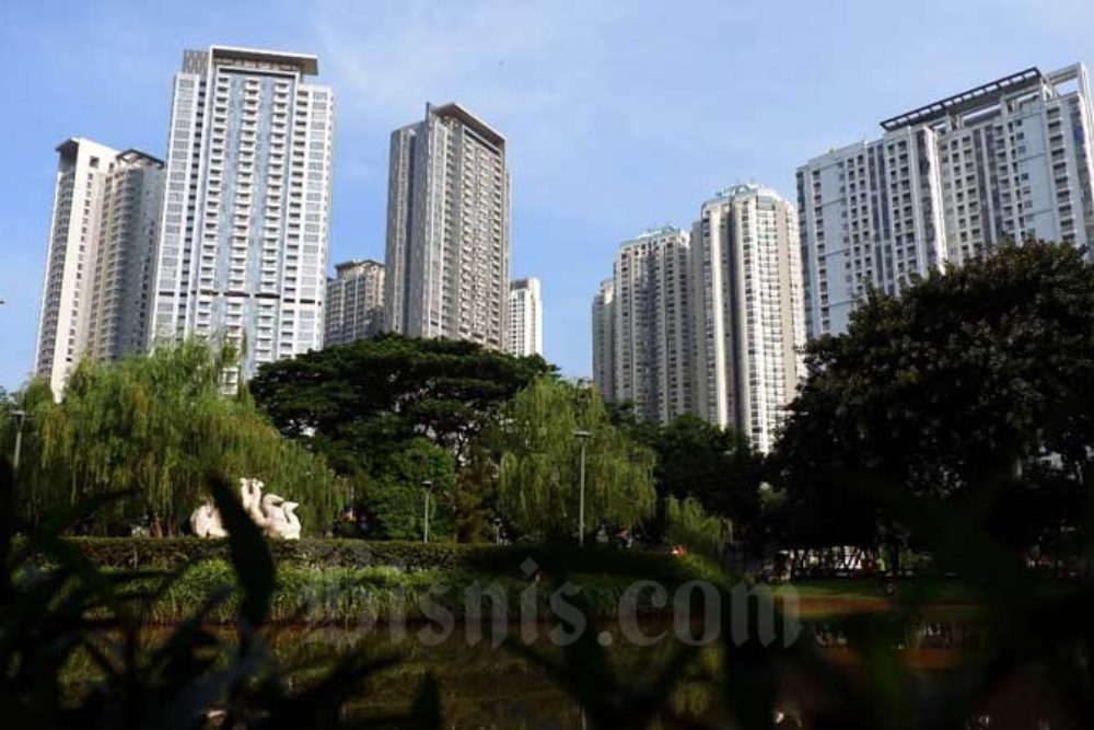 Bangunan gedung apartemen berdiri di dekat taman kota di Jakarta, Selasa (10/3/2020). Bisnis/Dedi Gunawan