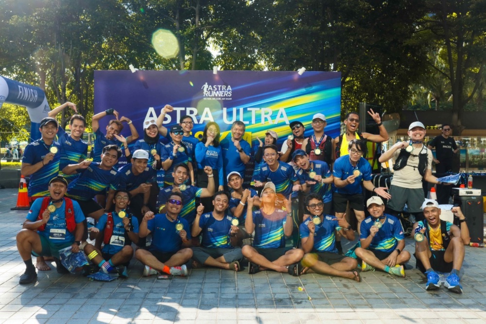 Para Pembina Astra Runners yaitu Chief of Corporate Affairs Astra, Boy Kelana Soebroto (kedua kanan) dan Group Chief Financial Officer Astra Infra, Halim Wahjana (kanan) saat melakukan Flag-off Astra Ultra 69 yang diikuti oleh 69 karyawan Grup Astra pada Sabtu malam (25/4). 