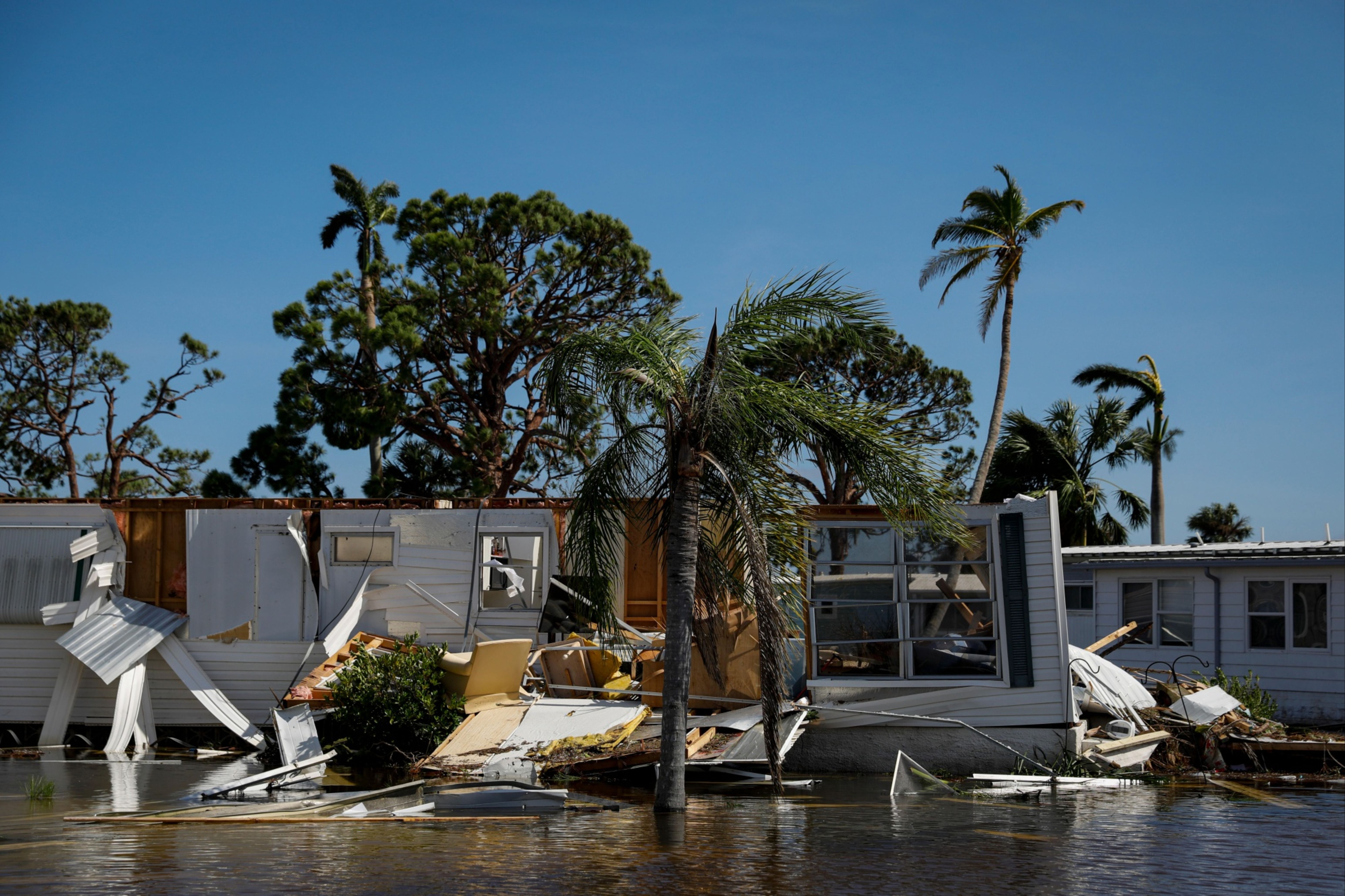 Foto-Foto Dahsyatnya Badai Ian Terjang Florida AS