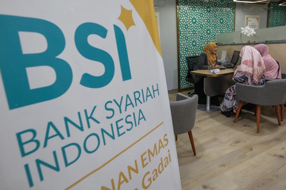 Karyawan melayani nasabah di salah satu cabang PT Bank Syariah Indonesia Tbk. (BRIS) di Jakarta. Direktur BSI beli saham BRIS, investor besar ikut serta, sementara lainnya menjual, pasar tetap fluktuatif. /Bisnis-Fanny Kusumawardhani