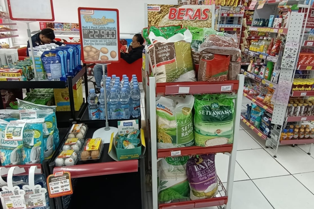 Beras premium dari berbagai merek tampak tersusun rapi di rak sejumlah ritel modern, Kamis (24/7/2025). - BISNIS/Ni Luh Anggela.