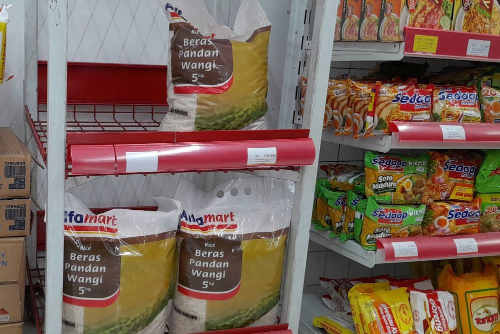 Stok beras premium di gerai ritel - BISNIS/Alifian Asmaaysi.