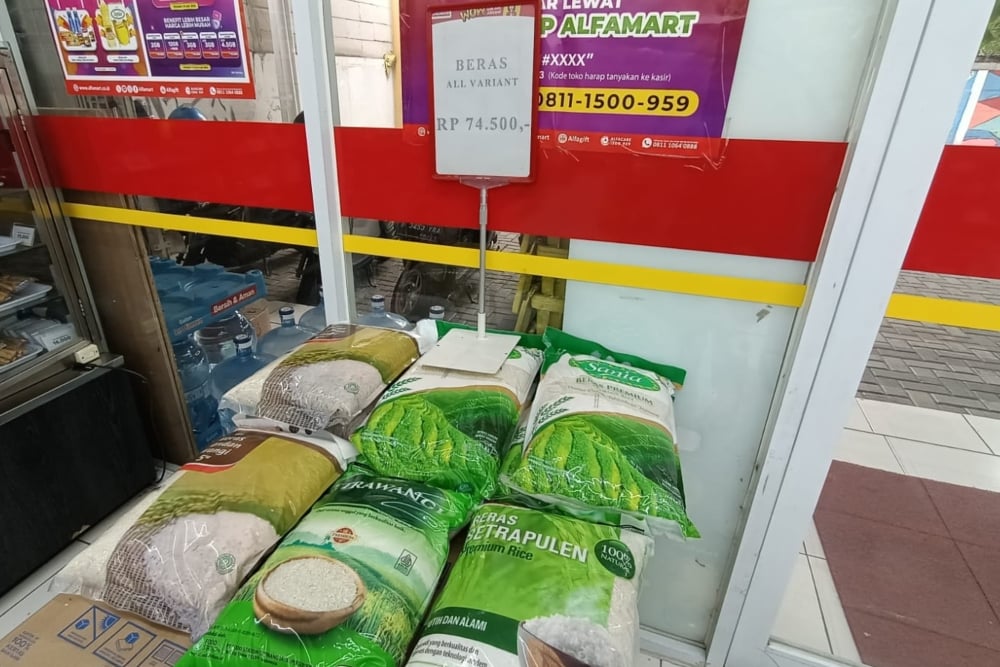 Beras premium dari berbagai merek tampak tersusun rapi di rak sejumlah ritel modern, Kamis (24/7/2025). - BISNIS/Ni Luh Anggela.