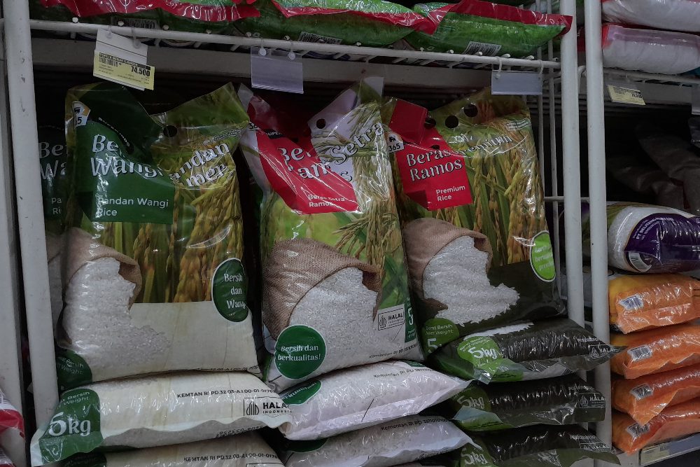 Stok beras premium di gerai ritel - BISNIS/Alifian Asmaaysi.