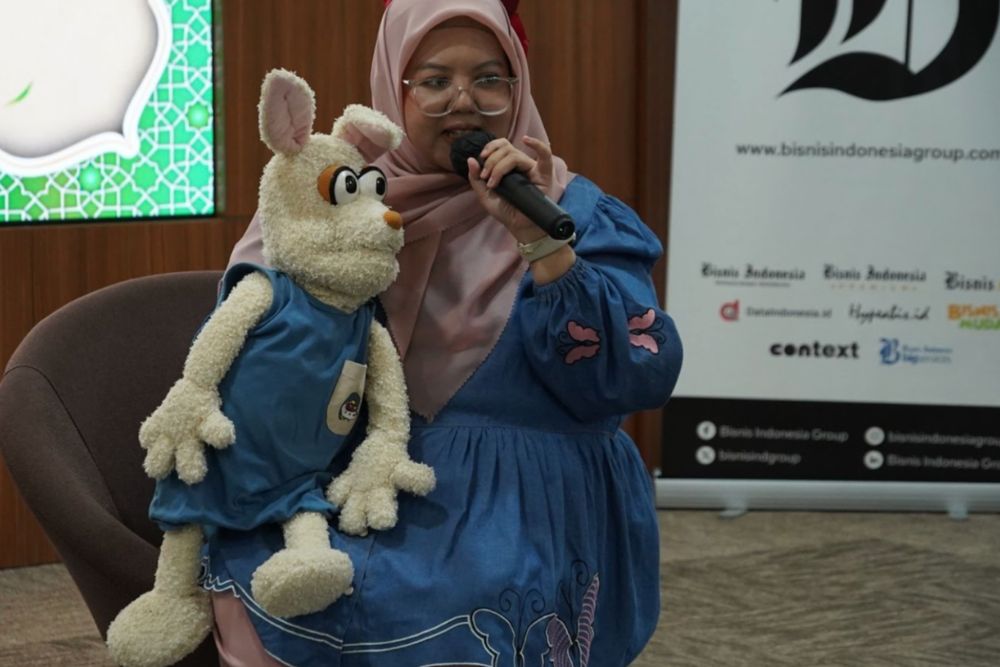Kak Metanucci Larasati, Associate Manager Kampung Dongeng sedang memberikan edukasi makna berbakti pada orang tua lewat media dongeng (Rangga Raditya/Bisnis Muda). 