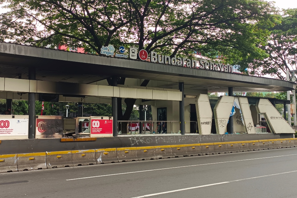 Penampakan sejumlah halte Transjakarta dan stasiun MRT yang terbakar di sepanjang jalur Senayan-Sudirman, Jakarta Pusat usai kericuhan demonstrasi pada Jumat (29/8) malam./ Bisnis - Rizqi Rajendra