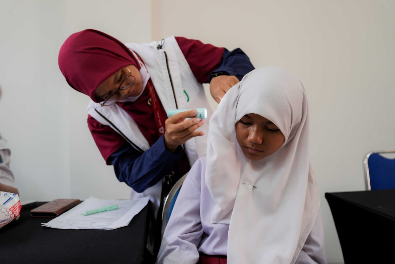 Siswi mengikuti program cek Kesehatan gratis di sekolah
