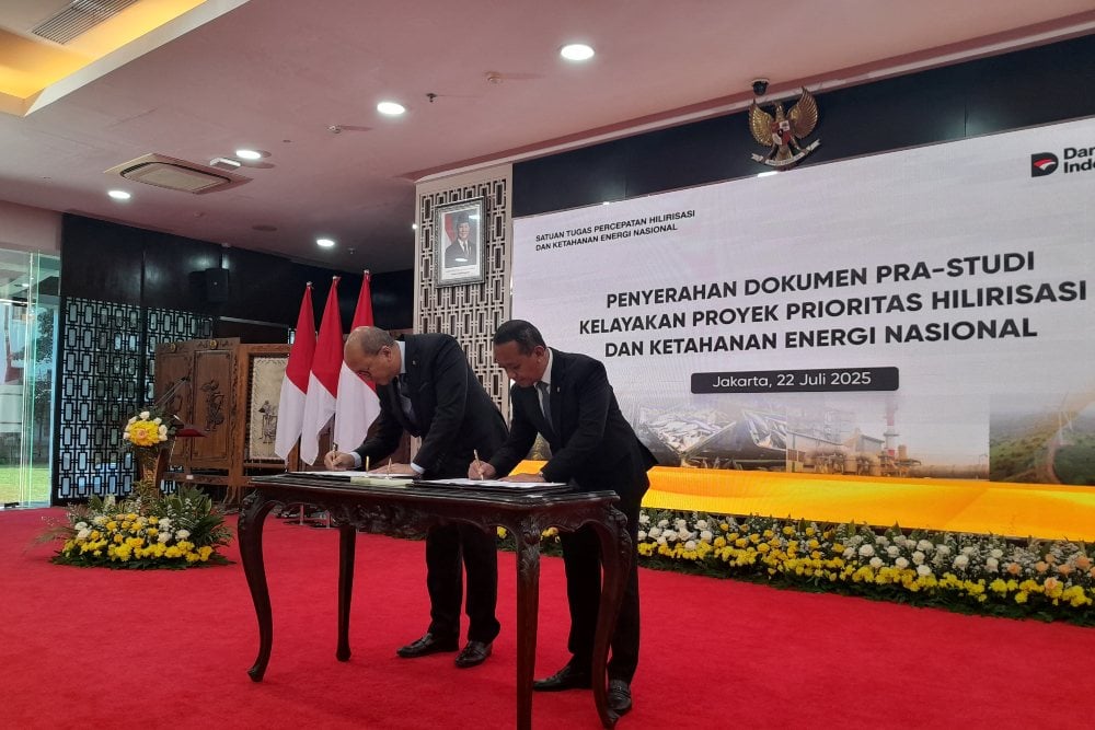 CEO Danantara Rosan Perkasa Roeslani dan Ketua Satuan Tugas (Satgas) Percepatan Hilirisasi dan Ketahanan Energi Nasional Bahlil Lahadalia dalam acara penyerahan dokumen pra studi kelayakan proyek prioritas hilirisasi dan ketahanan energi nasional di Kantor Kementerian Energi dan Sumber Daya Mineral (ESDM), Selasa (22/7/2025)./Bisnis-Mochammad Ryan H
