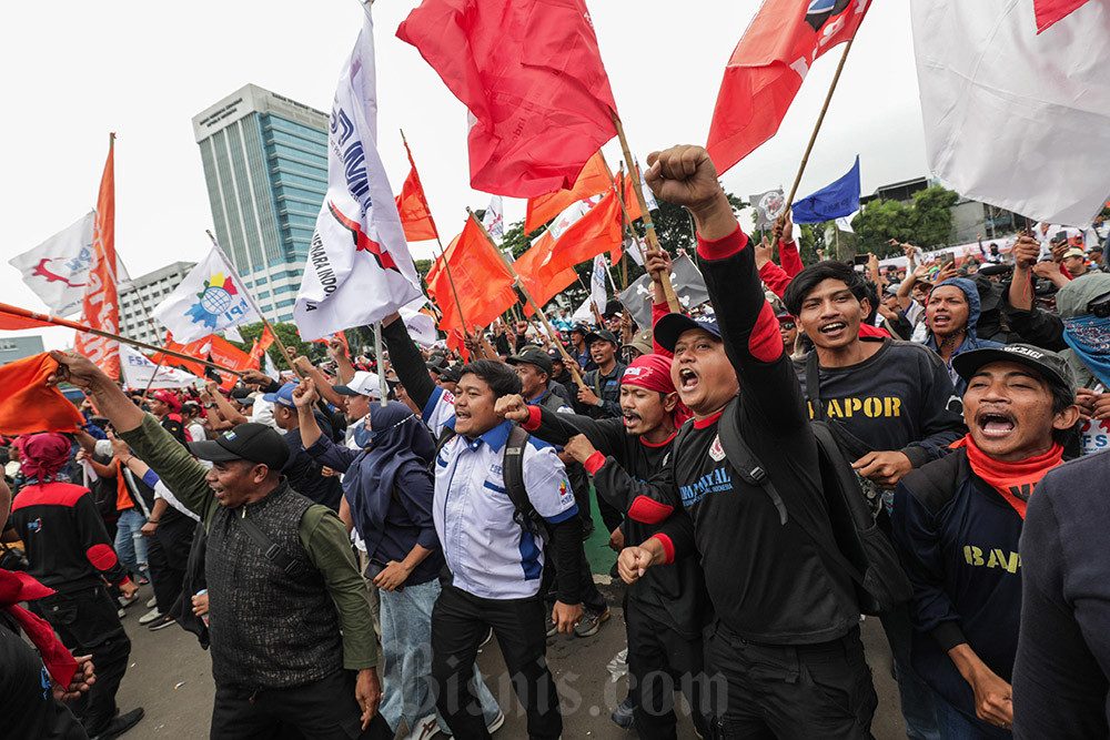 Buruh dari berbagai serikat pekerja melakukan aksi di depan Gedung DPR/MPR di Jakarta, Kamis (28/8/2025). Bisnis/Fanny Kusumawardhani