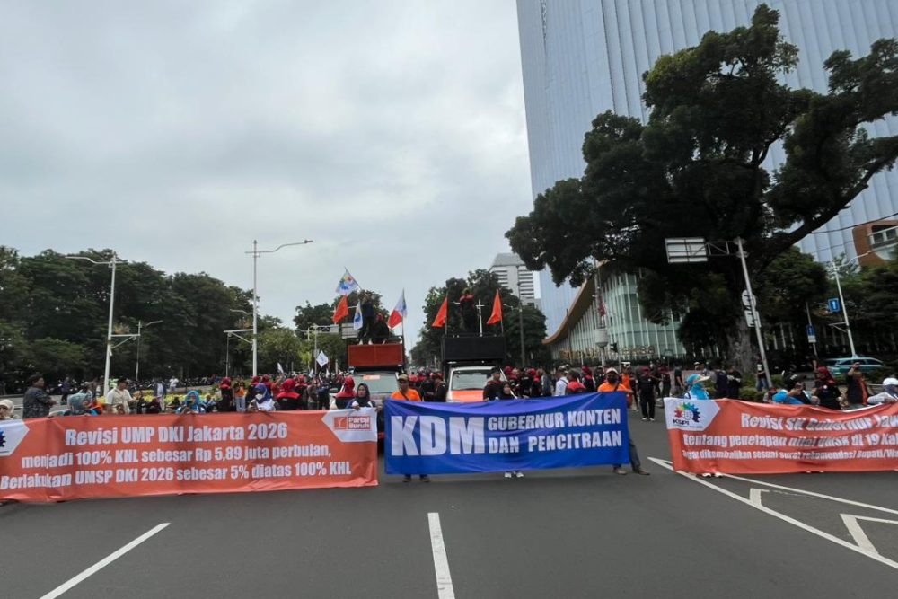 Massa aksi unjuk rasa dari serikat buruh mulai memadati kawasan Patung Kuda, Monas, Jakarta Pusat untuk menolak kebijakan upah minimum di DKI Jakarta dan Jawa Barat, Kamis (8/1/2025). /Bisnis-Reyhan Fernanda Fajarihza