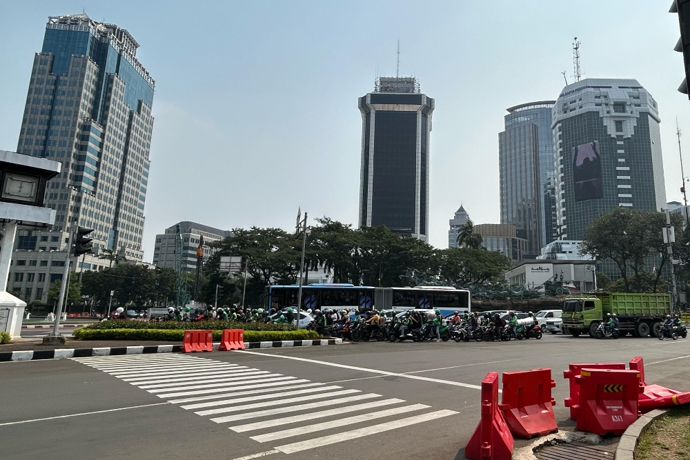 Kondisi Lalu lintas di kawasan Patung Arjuna Wijaya, Jalan Medan Merdeka Barat, Jakarta jelang demo ojol, Senin (27/7/2024) - BISNIS/Pernita Hustin Untari