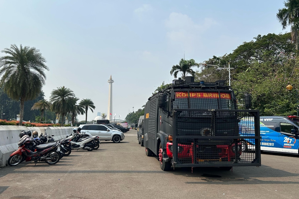 Kondisi Lalu lintas di kawasan Patung Arjuna Wijaya, Jalan Medan Merdeka Barat, Jakarta jelang demo ojol, Senin (27/7/2024) - BISNIS/Pernita Hustin Untari