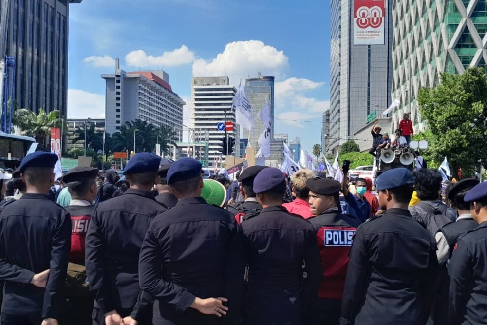 Massa aksi demo buruh berkumpul di perempatan Kebon Sirih, Jakarta Pusat untuk bergerak menuju Kawasan Patung Kuda, Kamis (28/8/2025). - BISNIS/Reyhan Fernanda Fajarihza.