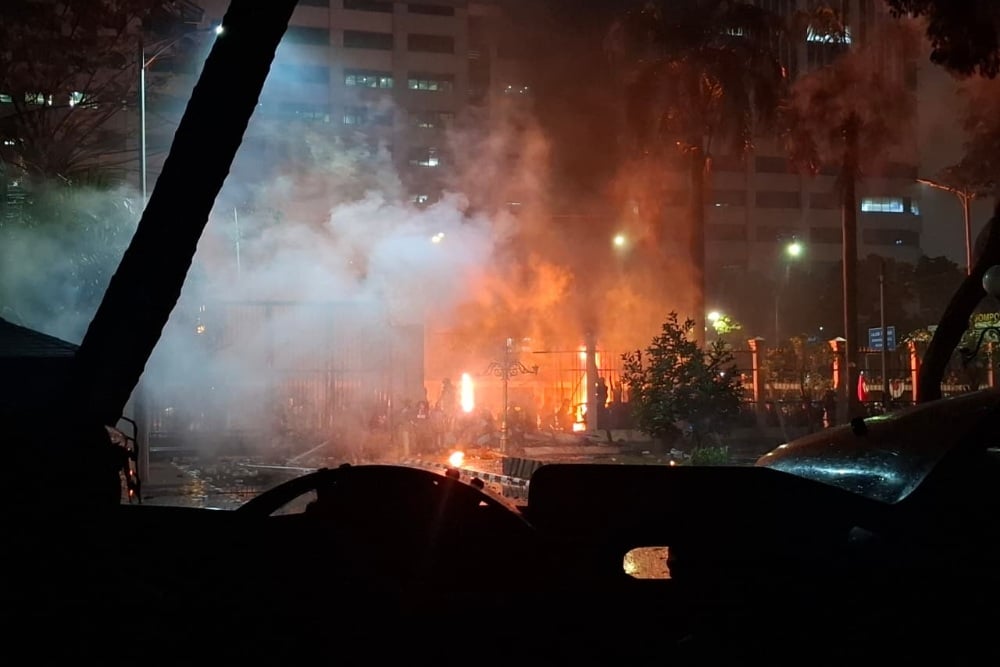 Jelang Tengah Malam, Aksi di Depan DPR Kian Panas! Pagar Berhasil Dijebol