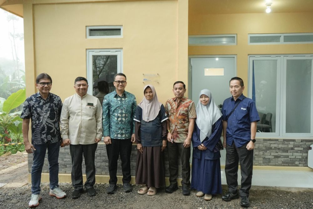 Direktur Penyusunan Sistem Pembiayaan Perumahan dan Kawasan Permukiman Kementerian PKP RI R. Haryo Bekti Martoyoedo (ketiga kanan), Bupati Garut Abdusy Syakur Amin (kedua kiri), Sekretaris Dinas Perumahan dan Permukiman Provinsi Jawa Barat Isma Andini Prihati (kedua kanan), Chief of Corporate Affairs Astra Boy Kelana Soebroto (ketiga kiri), dan Ketua Pengurus Yayasan Astra - Yayasan Dharma Bhakti Astra Rahmat Samulo (kiri) dalam kegiatan serah terima kunci Rumah Layak Huni (RLH) sekaligus peluncuran EcoBiz di Desa Sejahtera Astra Garut yang terletak di Kecamatan Pakenjeng, Kabupaten Garut, Jawa Barat, pada Kamis (285).