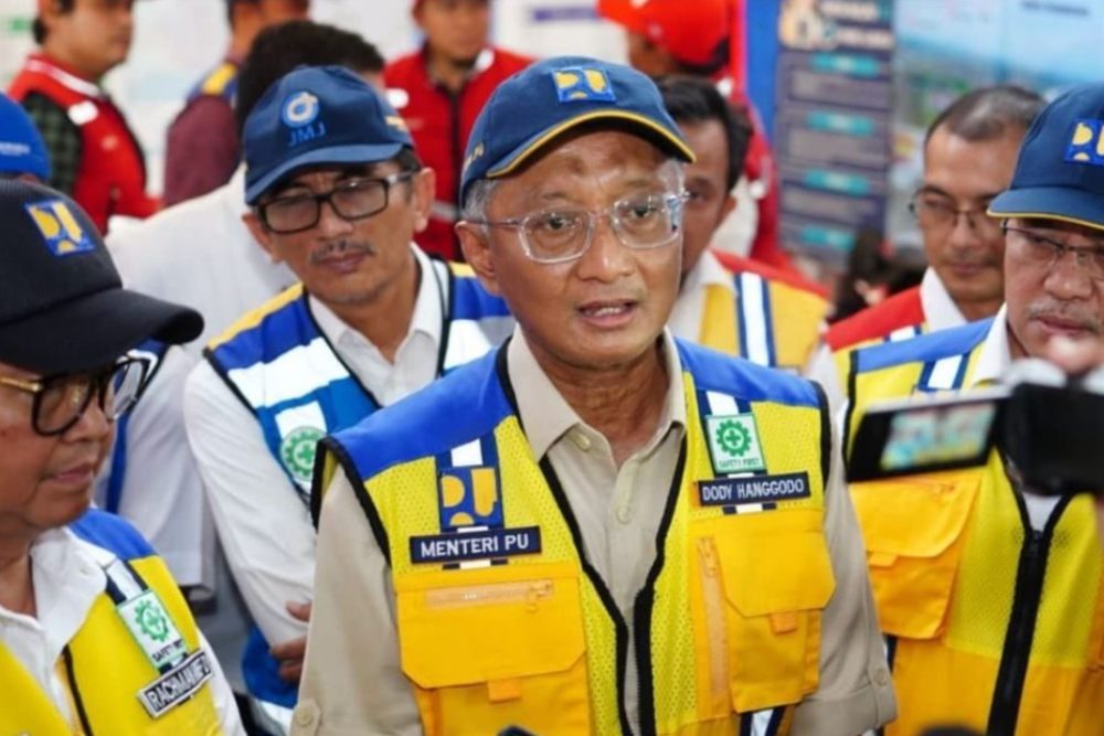 Menteri Pekerjaan Umum (PU) Dody Hanggodo saat meninjau progres pembangunan Jalan Tol Solo-Yogyakarta-NYIA Kulonprogo di Kab. Klaten, Jawa Tengah, Sabtu (16/11/2024) - Dok. Kementerian PU.