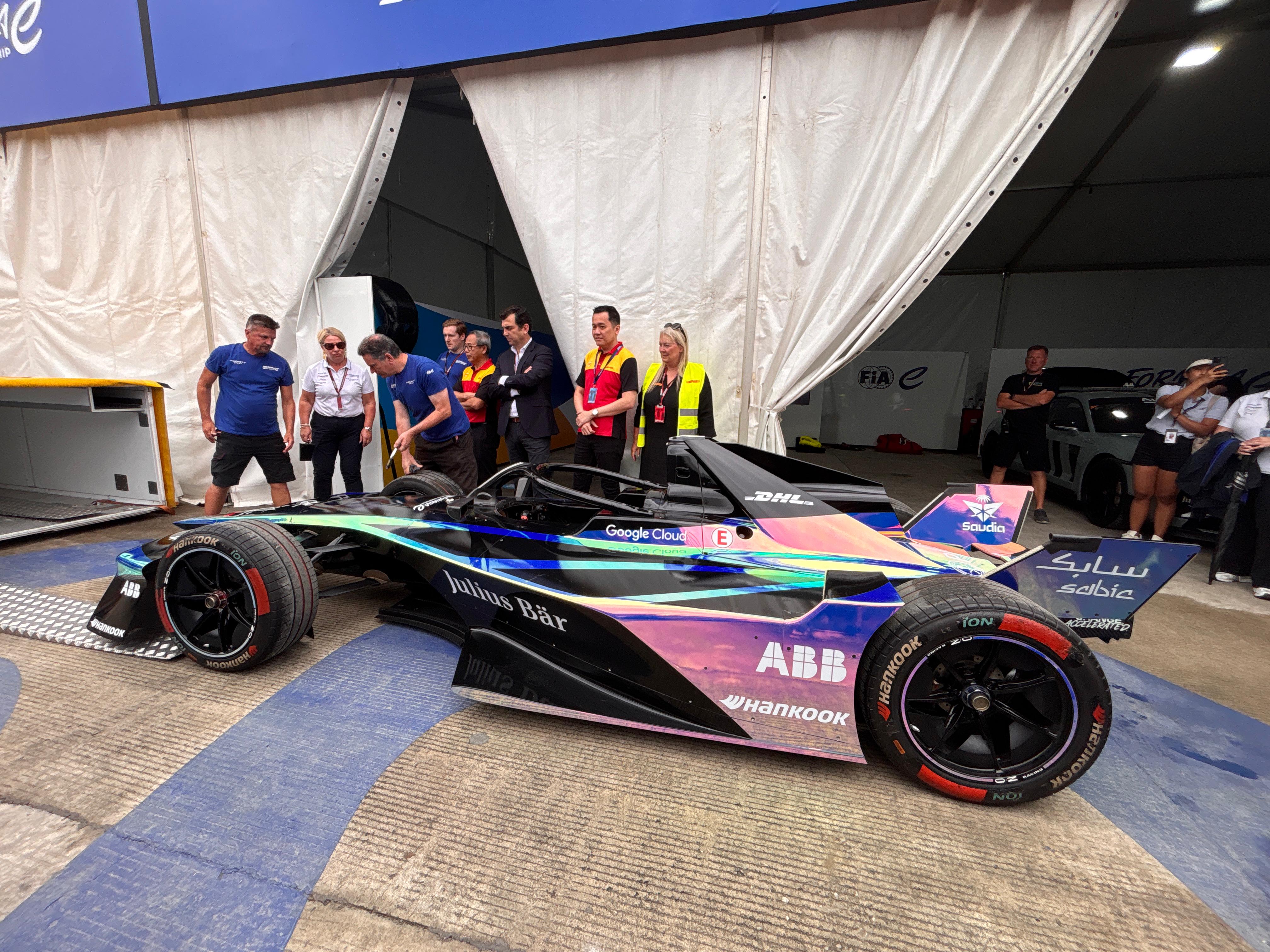 Petugas mengeluarkan mobil Formula E di area paddock Jakarta International E-Prix Circuit (JIEC), di Ancol, Jakarta Utara, Kamis (20/6/2025) /Bisnis-Jessica Gabriela Soehandoko