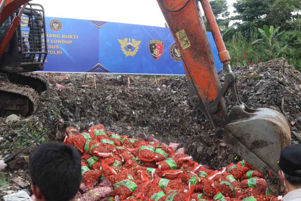 Bareskrim Musnahkan 20,9 Ton Bawang Hasil Impor Ilegal Senilai Rp676 Juta